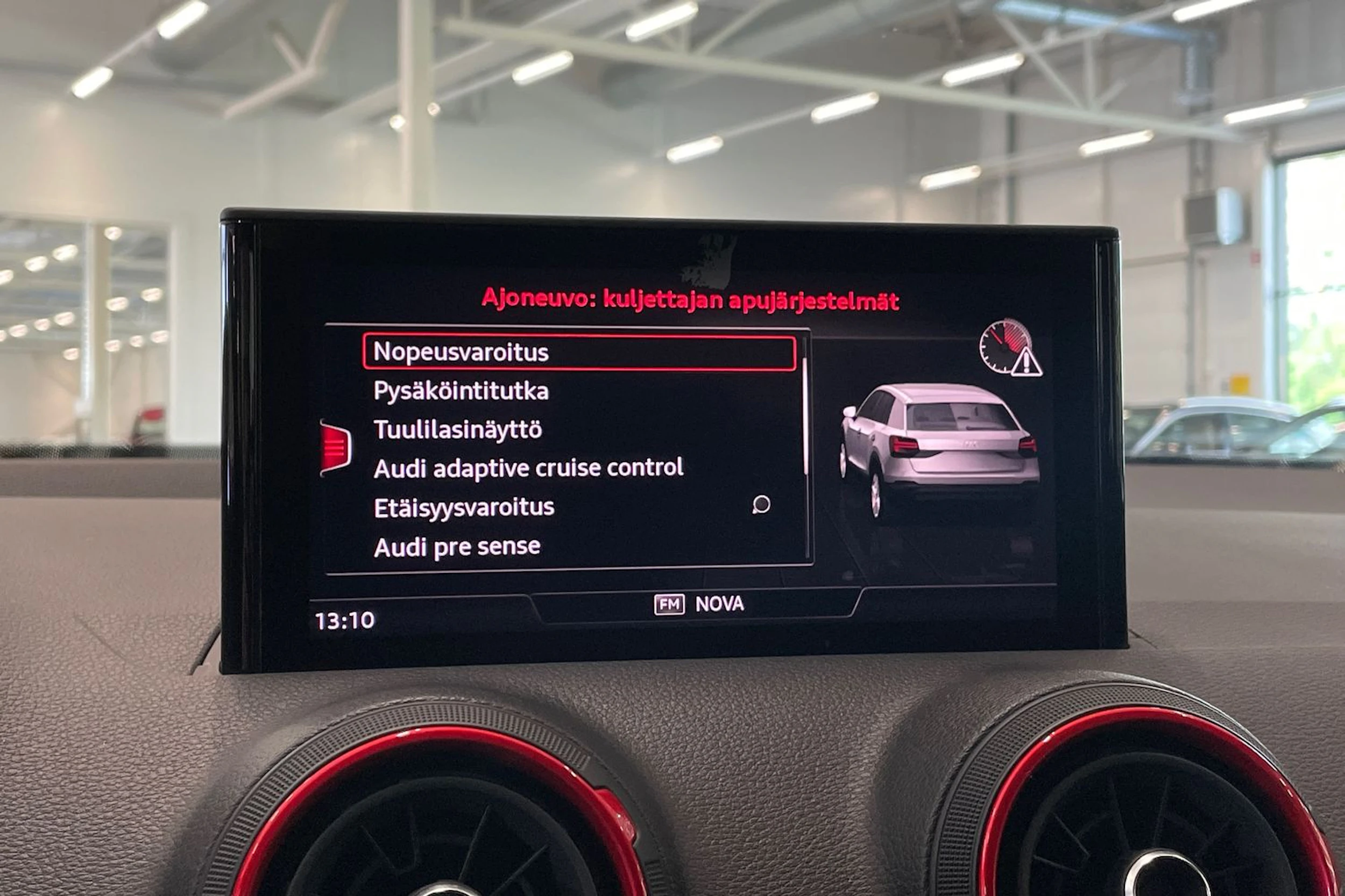 punainen Audi SQ2 2019 kuva 28.
