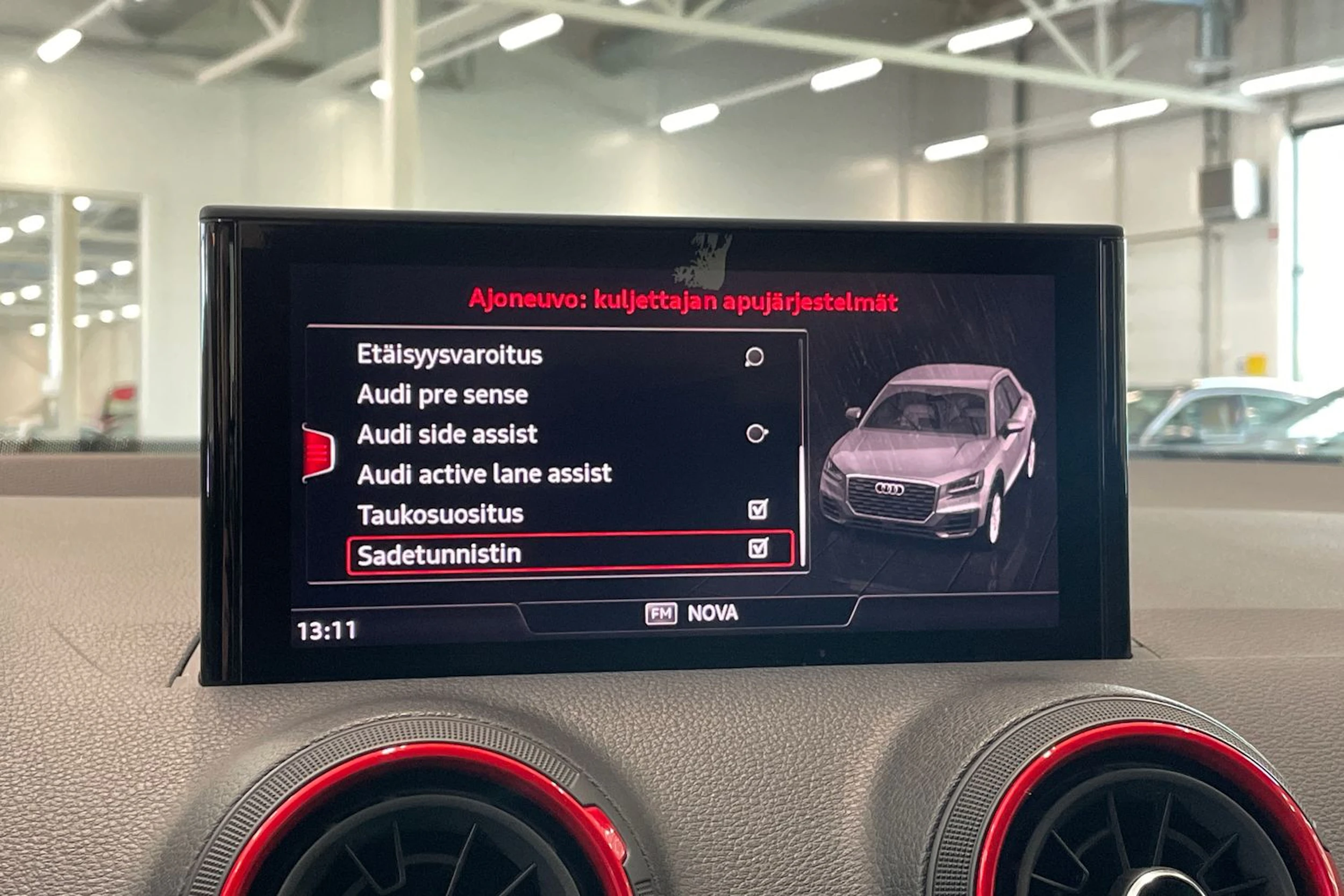 punainen Audi SQ2 2019 kuva 29.