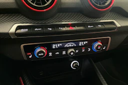 punainen Audi SQ2 2019 kuva 32.