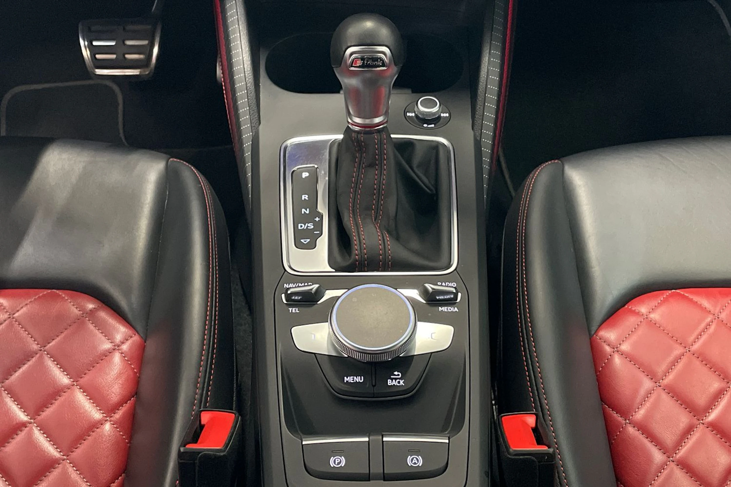 punainen Audi SQ2 2019 kuva 33.
