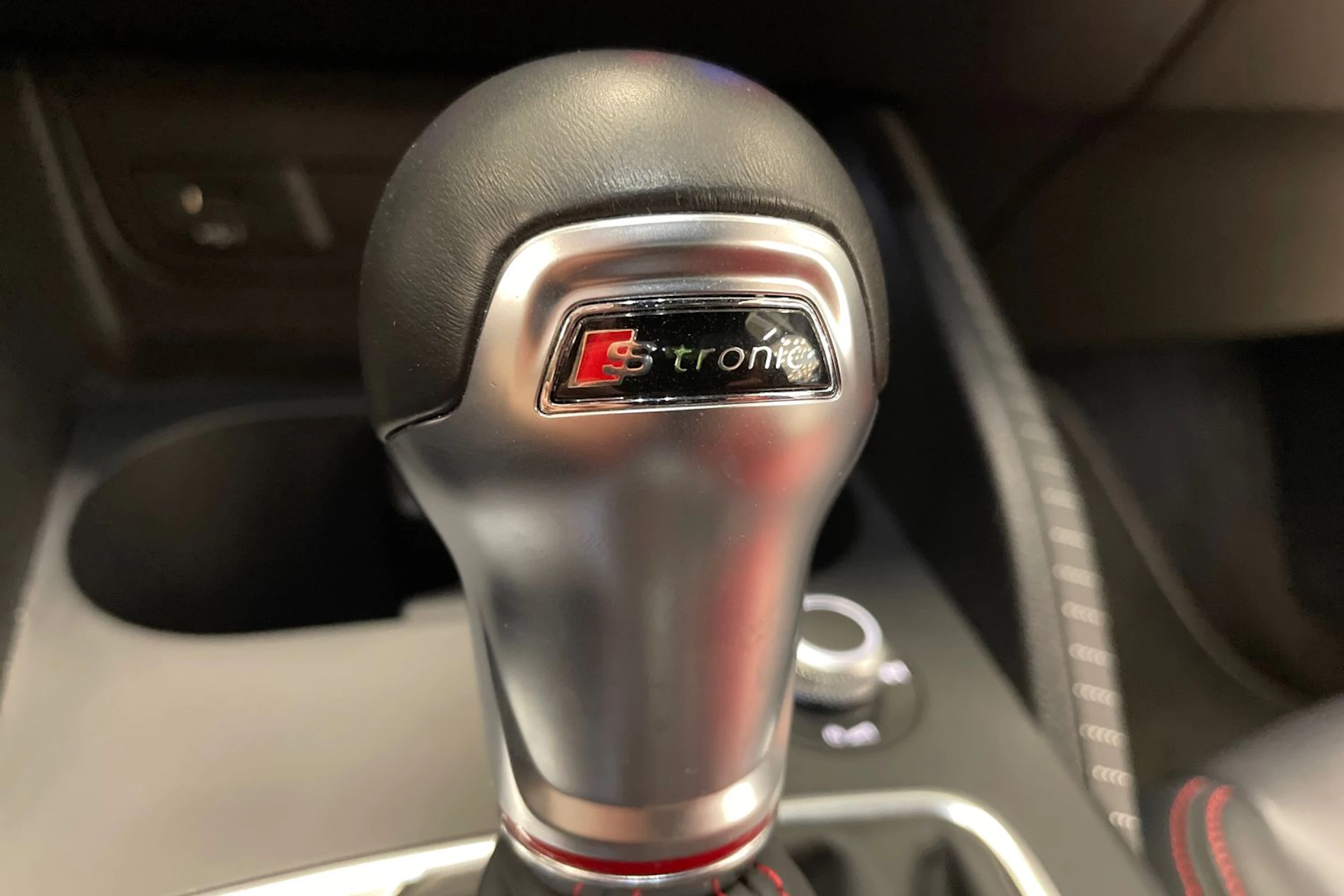 punainen Audi SQ2 2019 kuva 34.