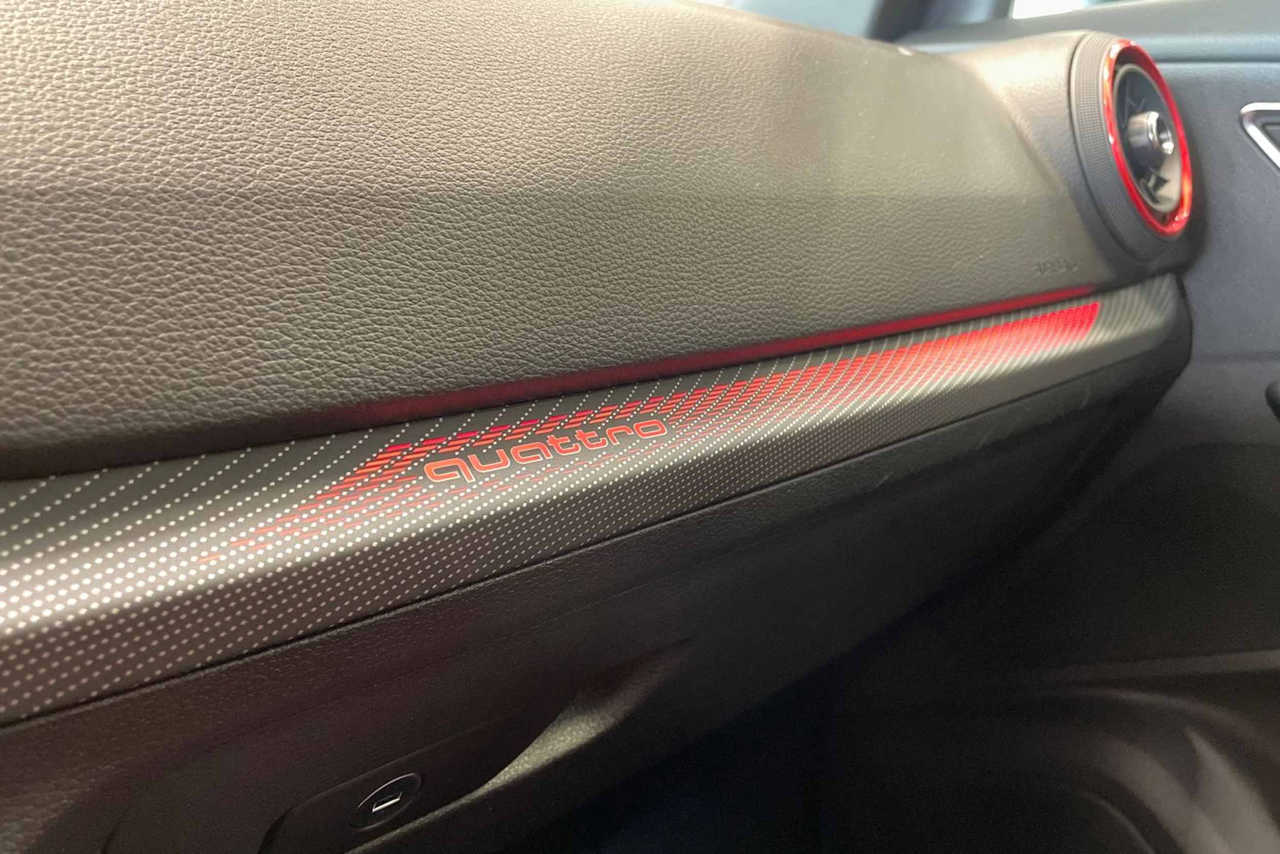 punainen Audi SQ2 2019 kuva 35.