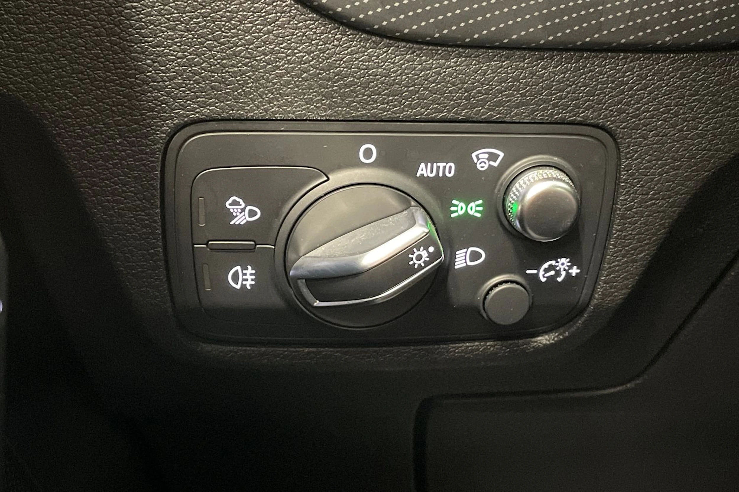 punainen Audi SQ2 2019 kuva 36.