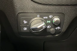 punainen Audi SQ2 2019 kuva 36.
