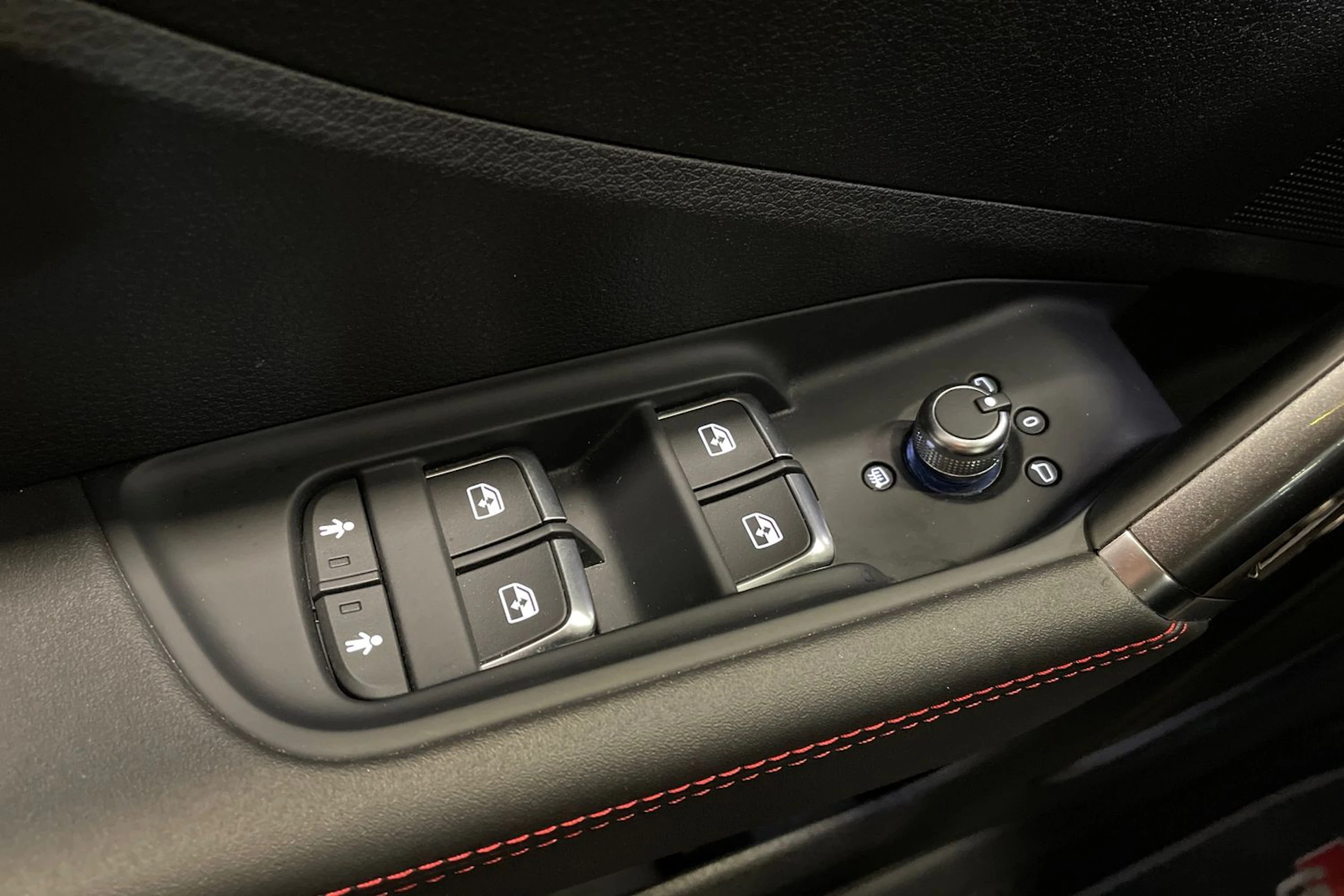 punainen Audi SQ2 2019 kuva 37.