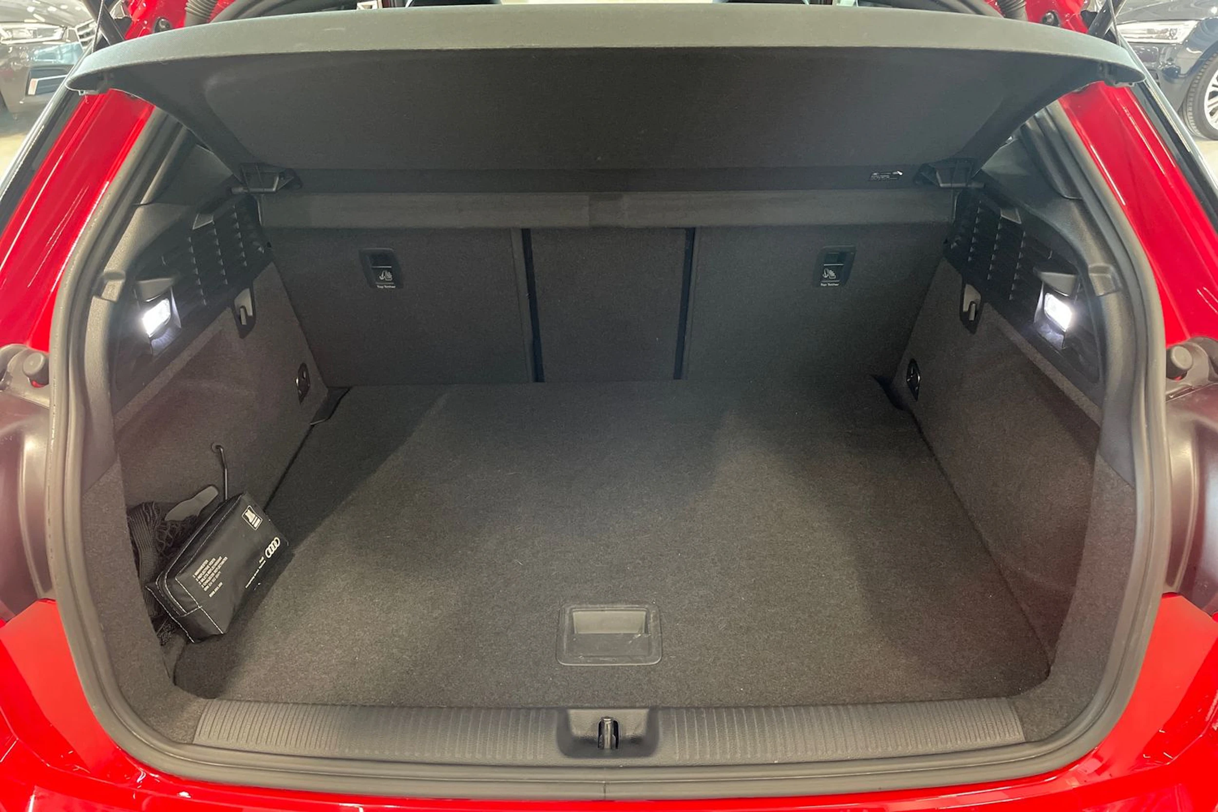 punainen Audi SQ2 2019 kuva 38.