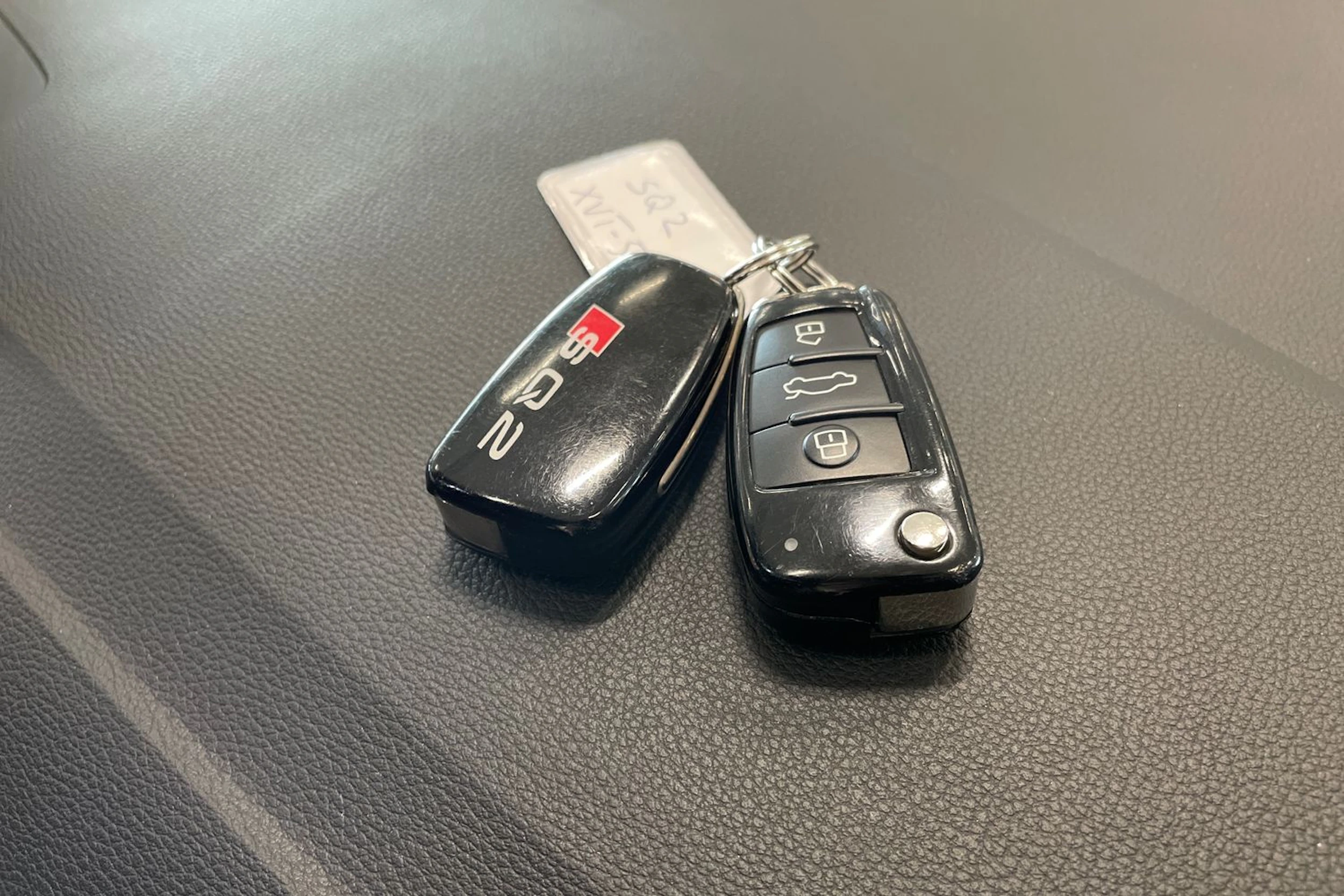 punainen Audi SQ2 2019 kuva 39.