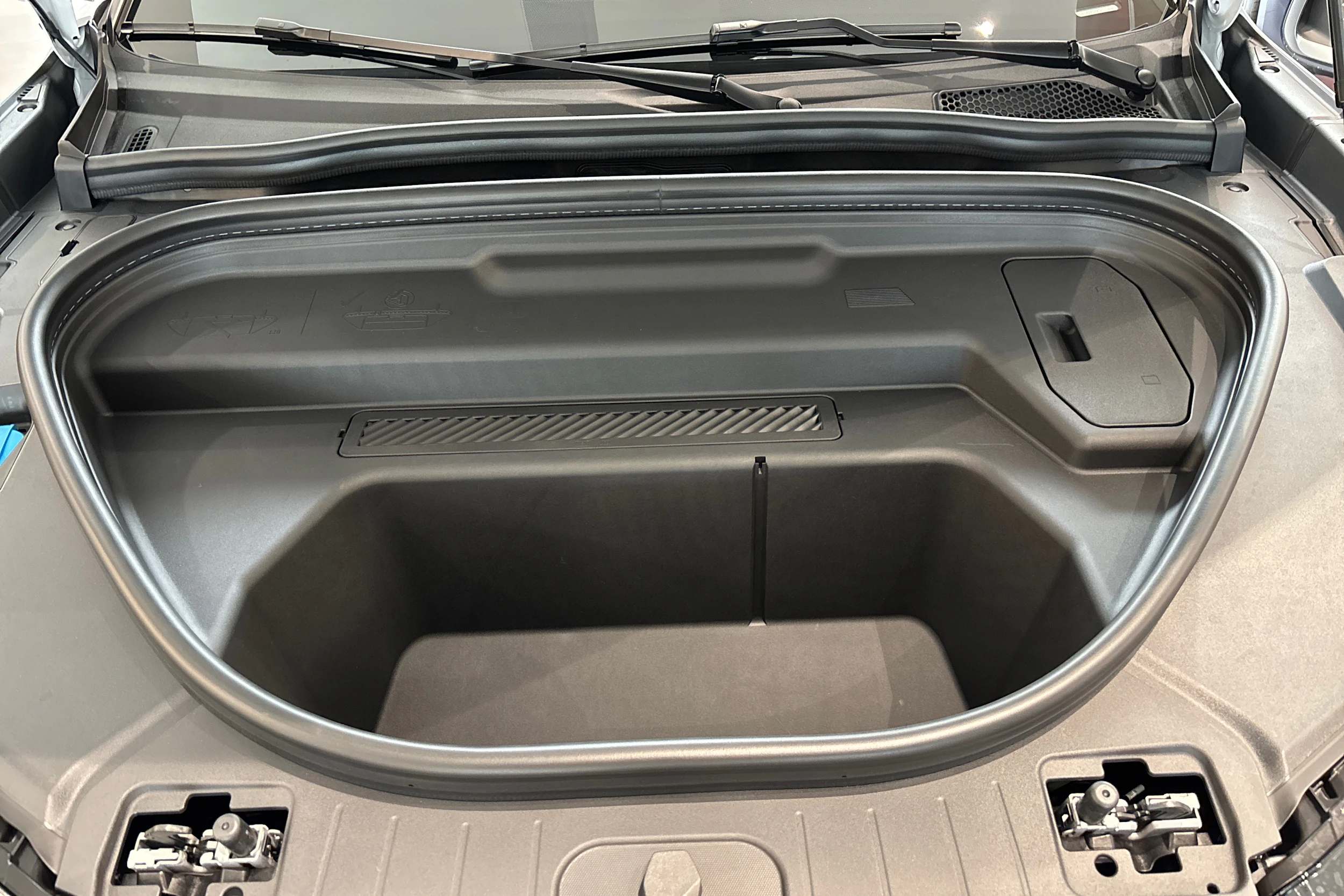 valkoinen Audi SQ6 e-tron 2026 kuva 15.