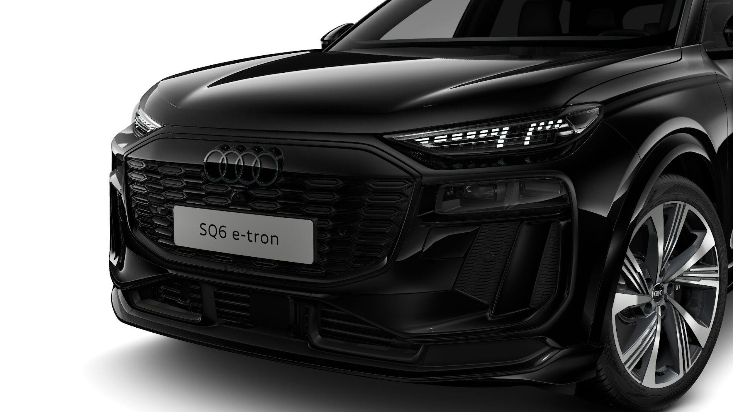 musta Audi SQ6 e-tron 2024 kuva 6.