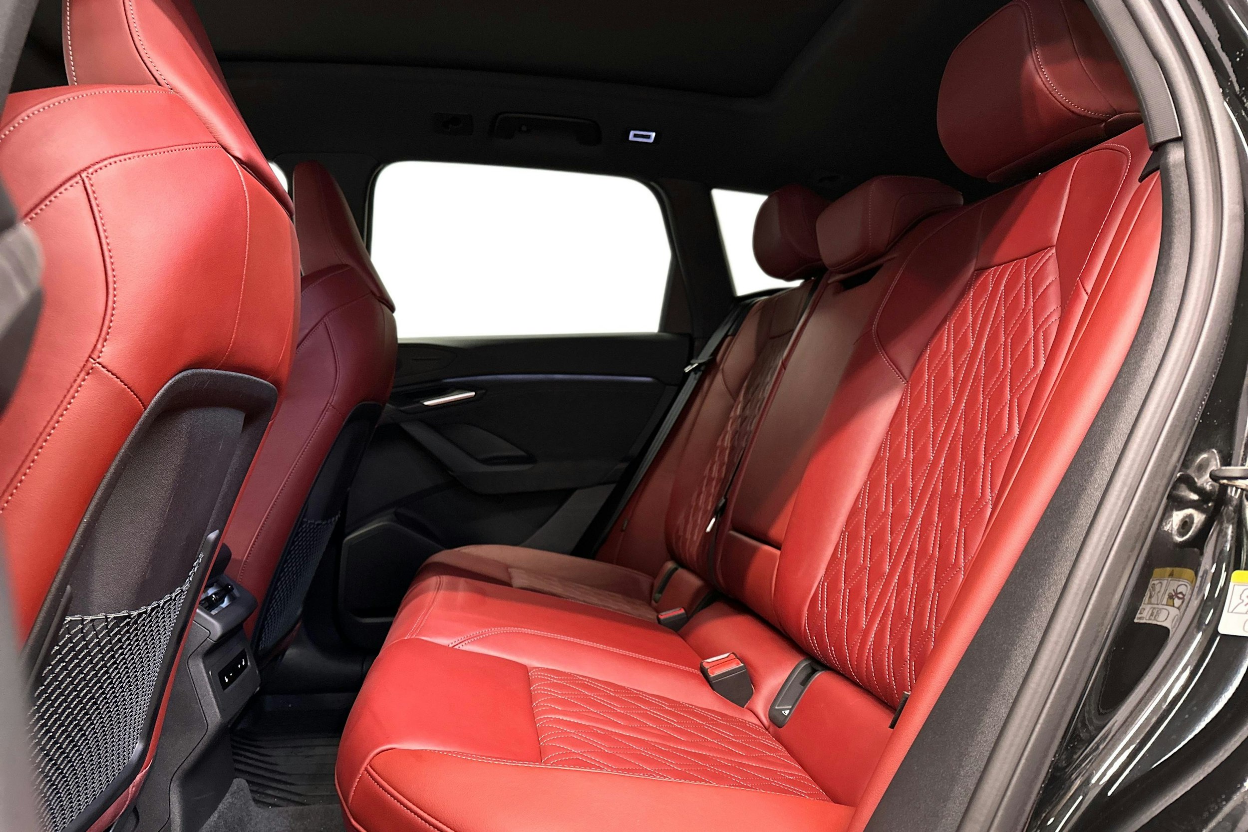 musta Audi SQ6 e-tron 2024 kuva 10.