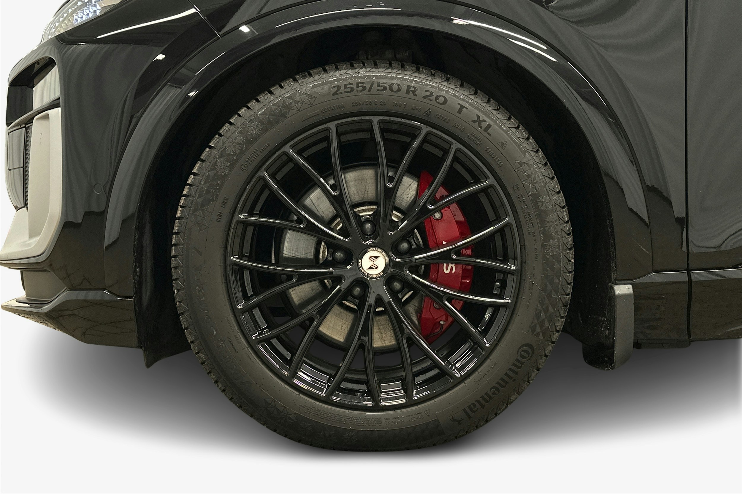 musta Audi SQ6 e-tron 2024 kuva 11.