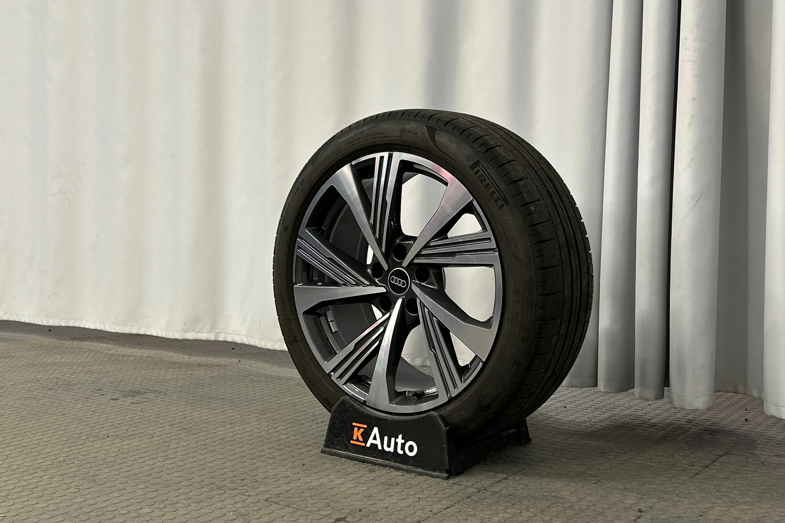 musta Audi SQ6 e-tron 2024 kuva 13.