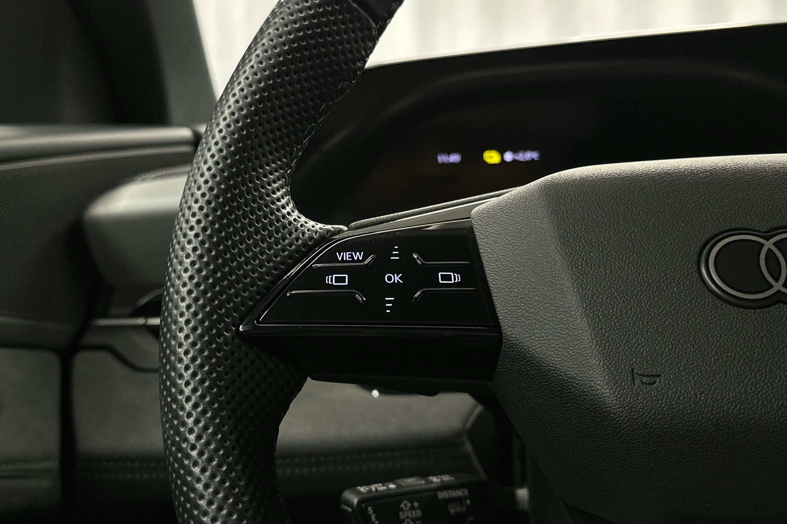 musta Audi SQ6 e-tron 2024 kuva 14.