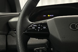 musta Audi SQ6 e-tron 2024 kuva 14.