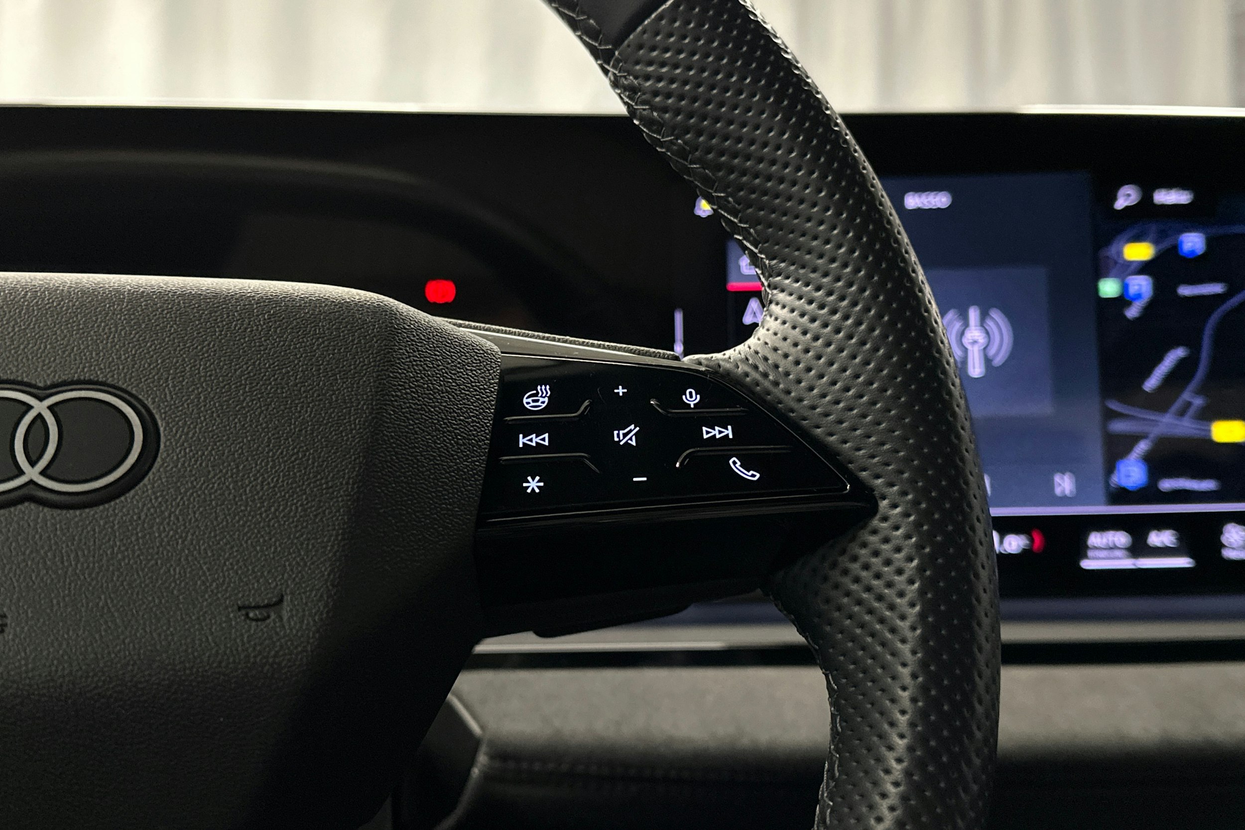 musta Audi SQ6 e-tron 2024 kuva 15.