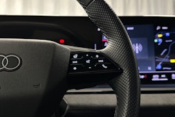 musta Audi SQ6 e-tron 2024 kuva 15.