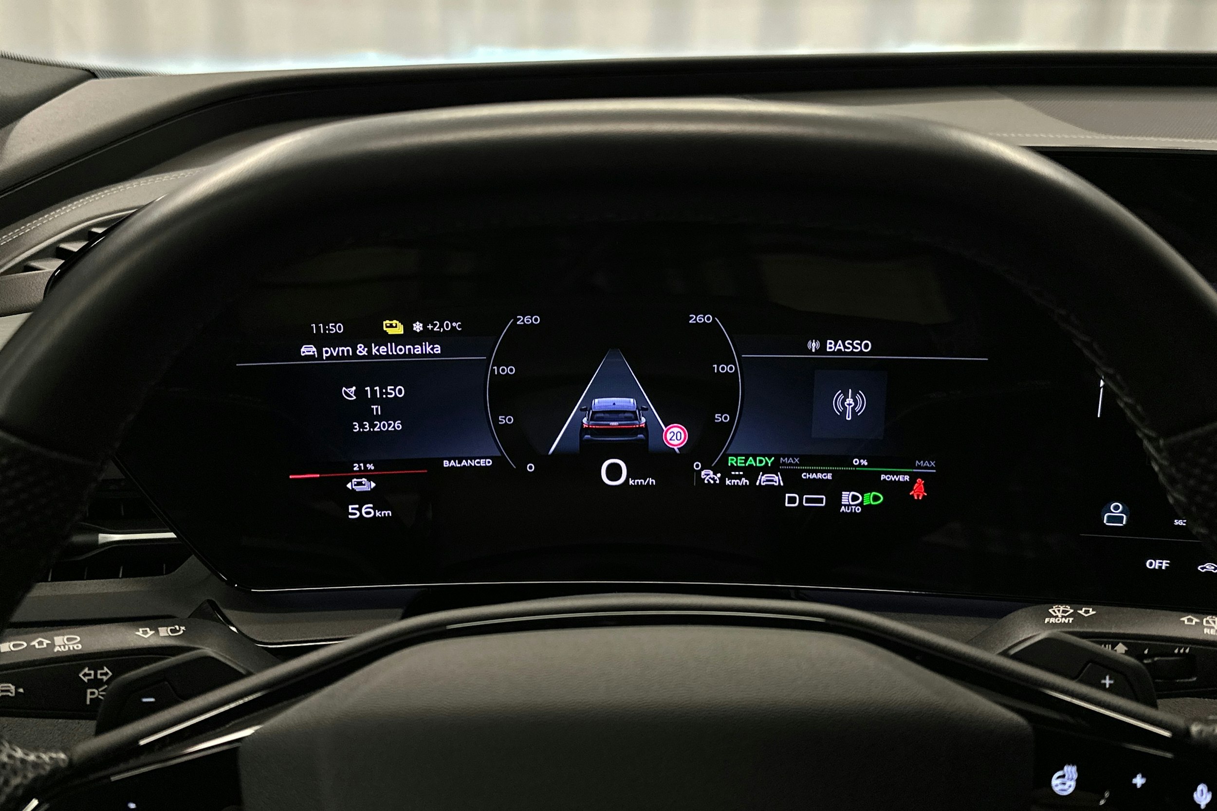 musta Audi SQ6 e-tron 2024 kuva 16.