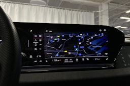 musta Audi SQ6 e-tron 2024 kuva 17.