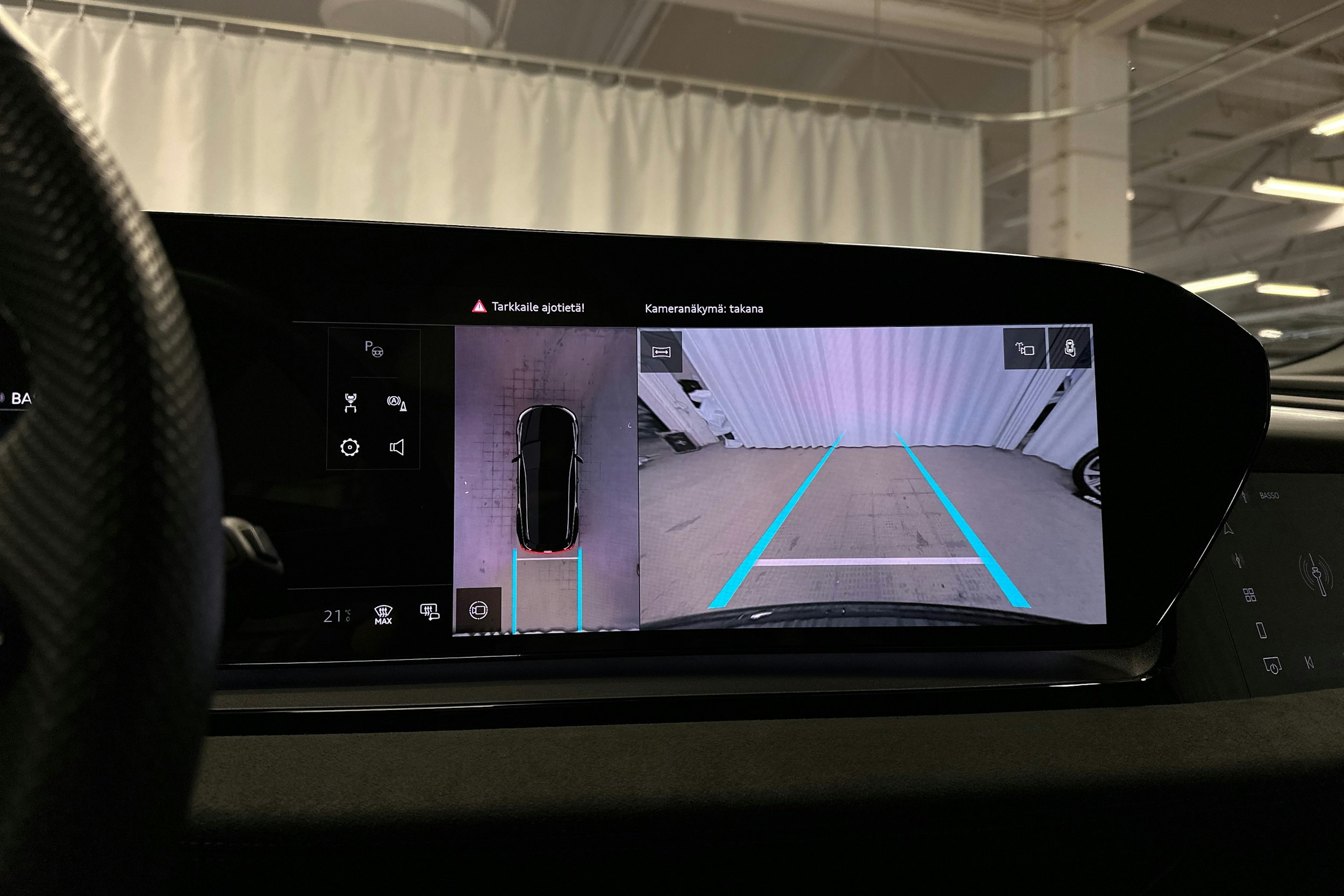 musta Audi SQ6 e-tron 2024 kuva 18.