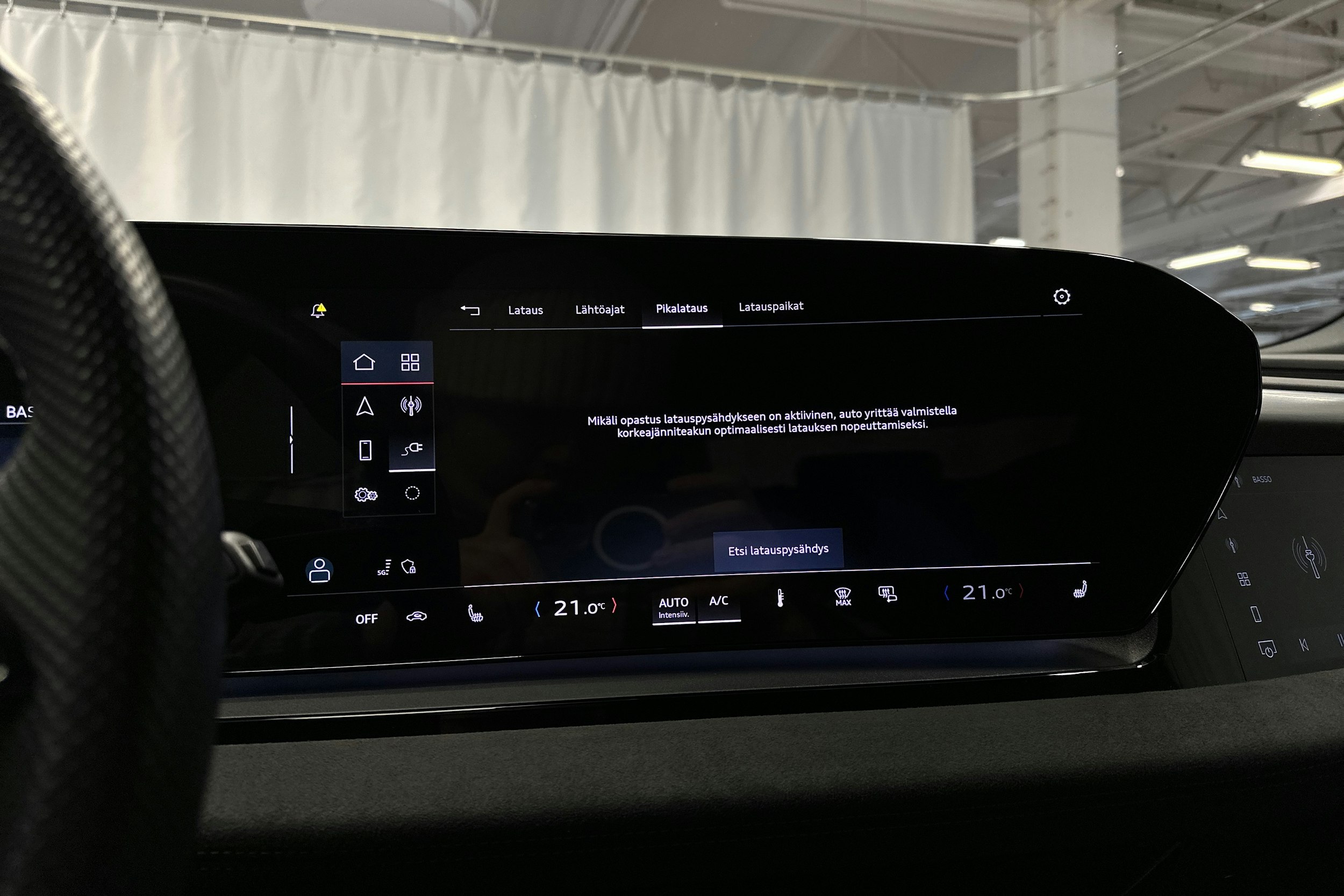 musta Audi SQ6 e-tron 2024 kuva 20.