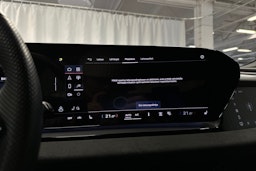 musta Audi SQ6 e-tron 2024 kuva 20.