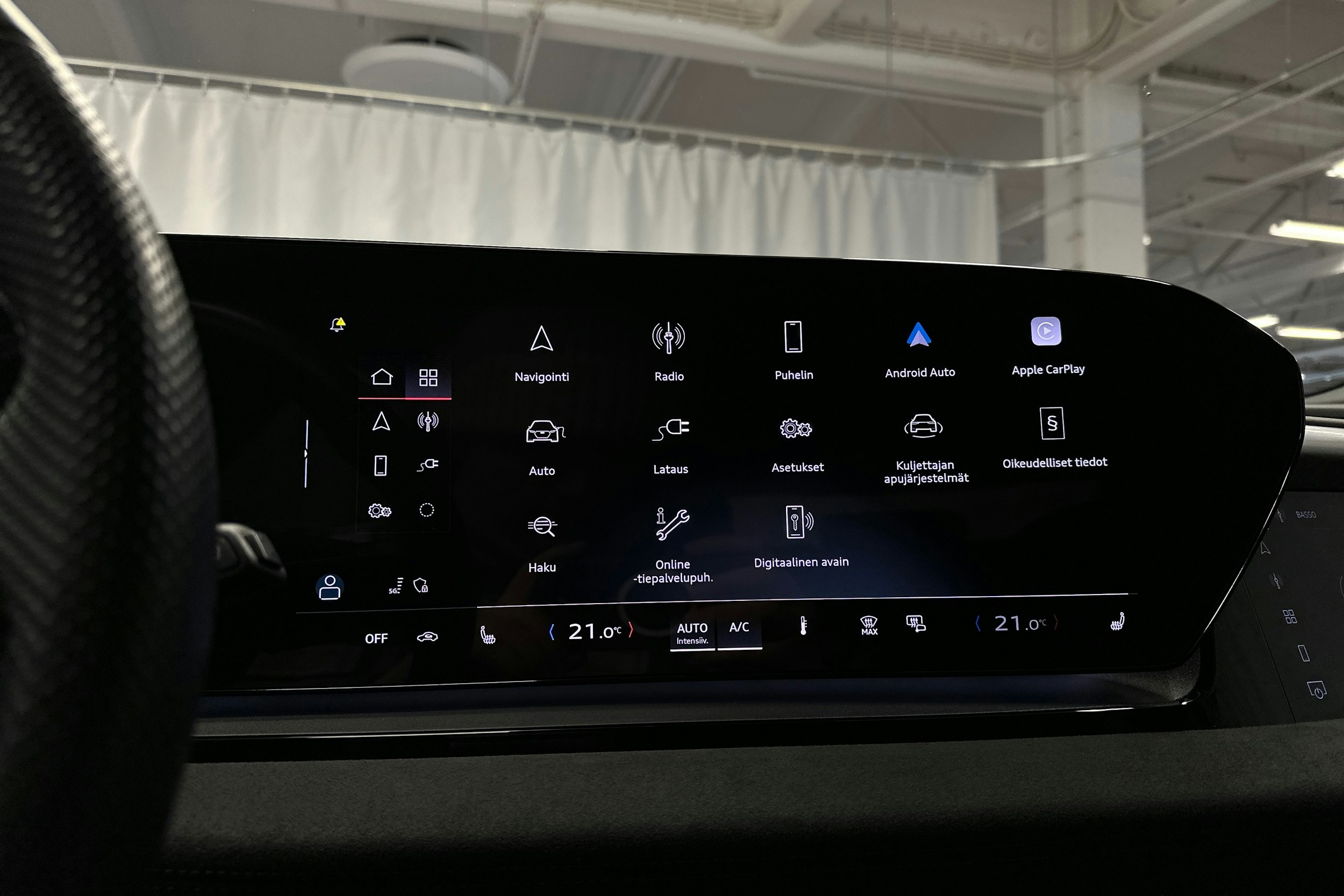 musta Audi SQ6 e-tron 2024 kuva 21.