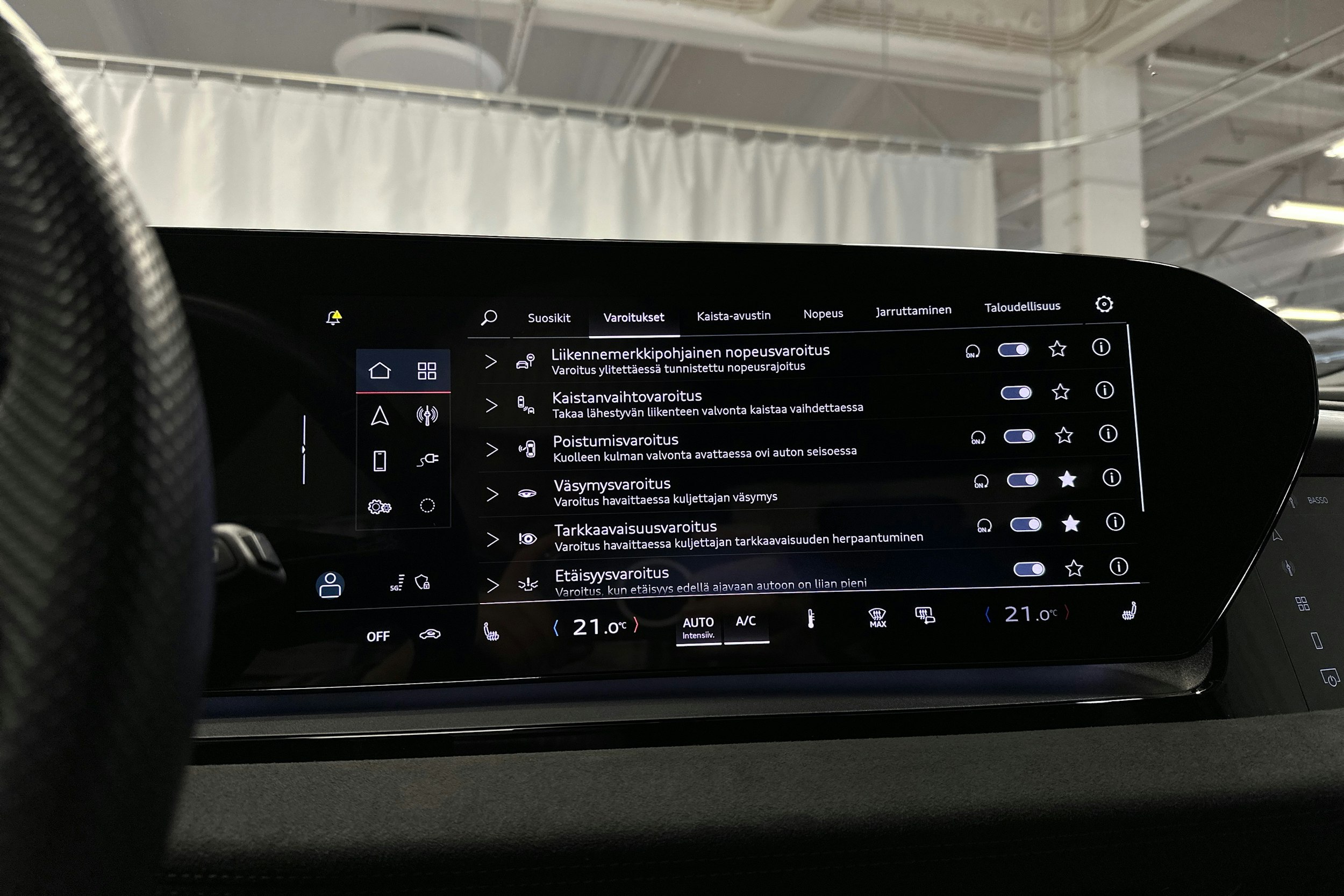 musta Audi SQ6 e-tron 2024 kuva 22.