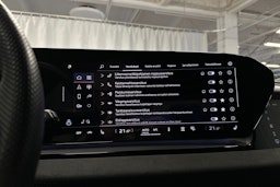 musta Audi SQ6 e-tron 2024 kuva 22.