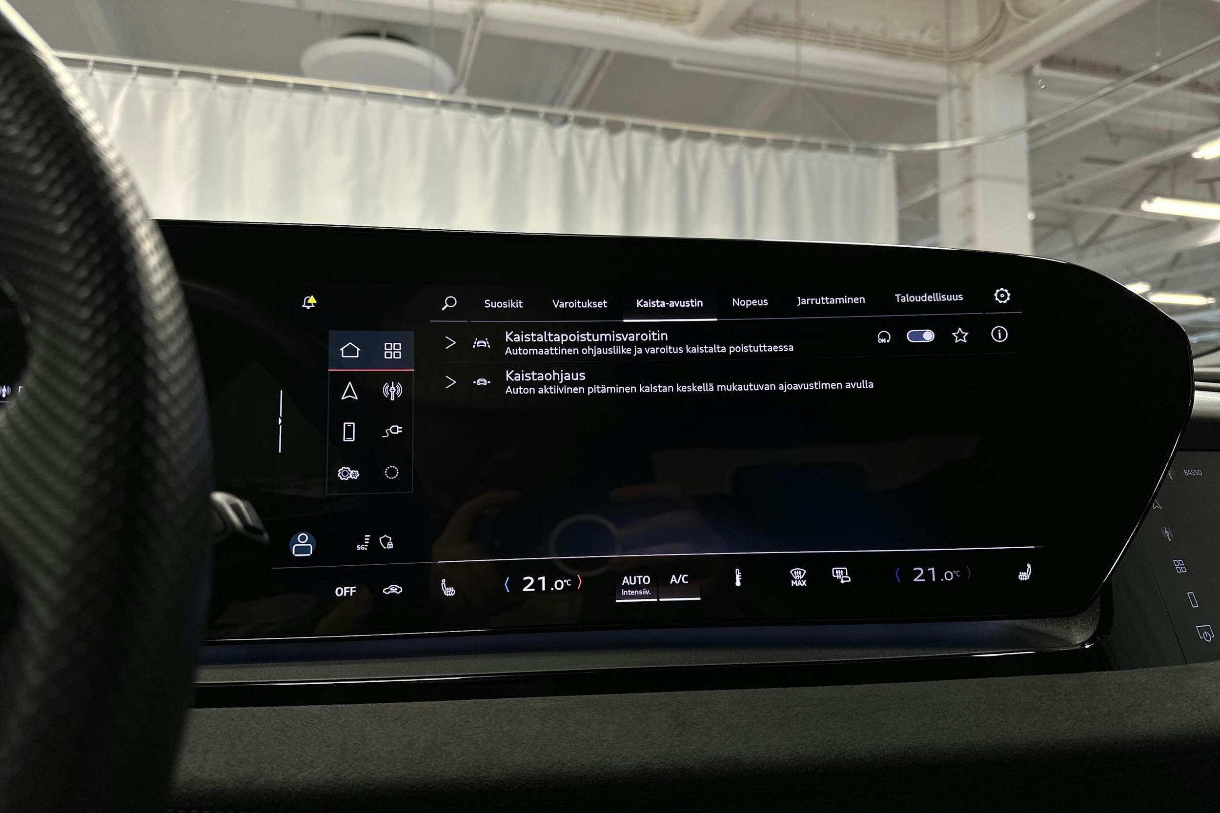 musta Audi SQ6 e-tron 2024 kuva 23.