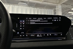 musta Audi SQ6 e-tron 2024 kuva 23.