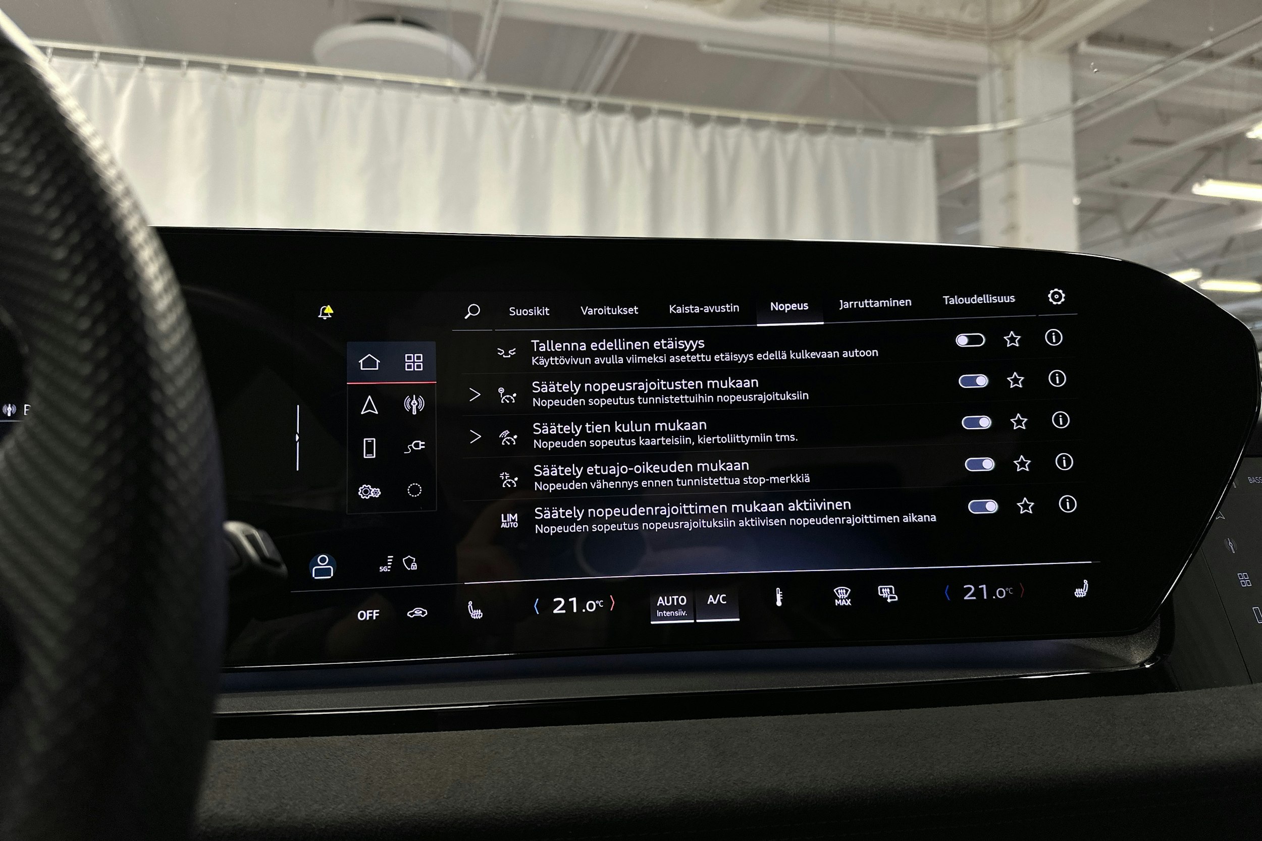 musta Audi SQ6 e-tron 2024 kuva 24.