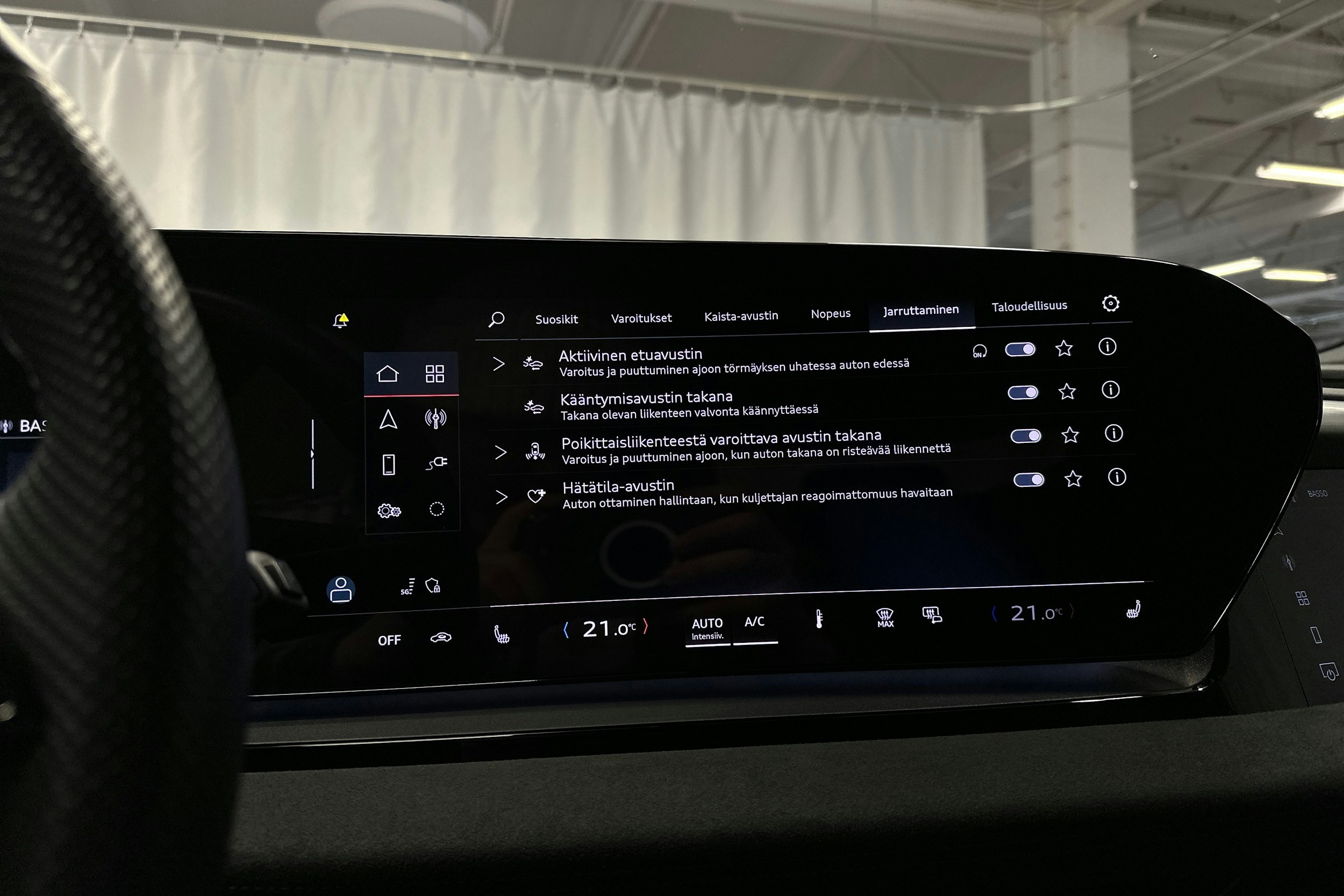 musta Audi SQ6 e-tron 2024 kuva 25.