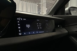 musta Audi SQ6 e-tron 2024 kuva 27.