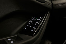 musta Audi SQ6 e-tron 2024 kuva 28.