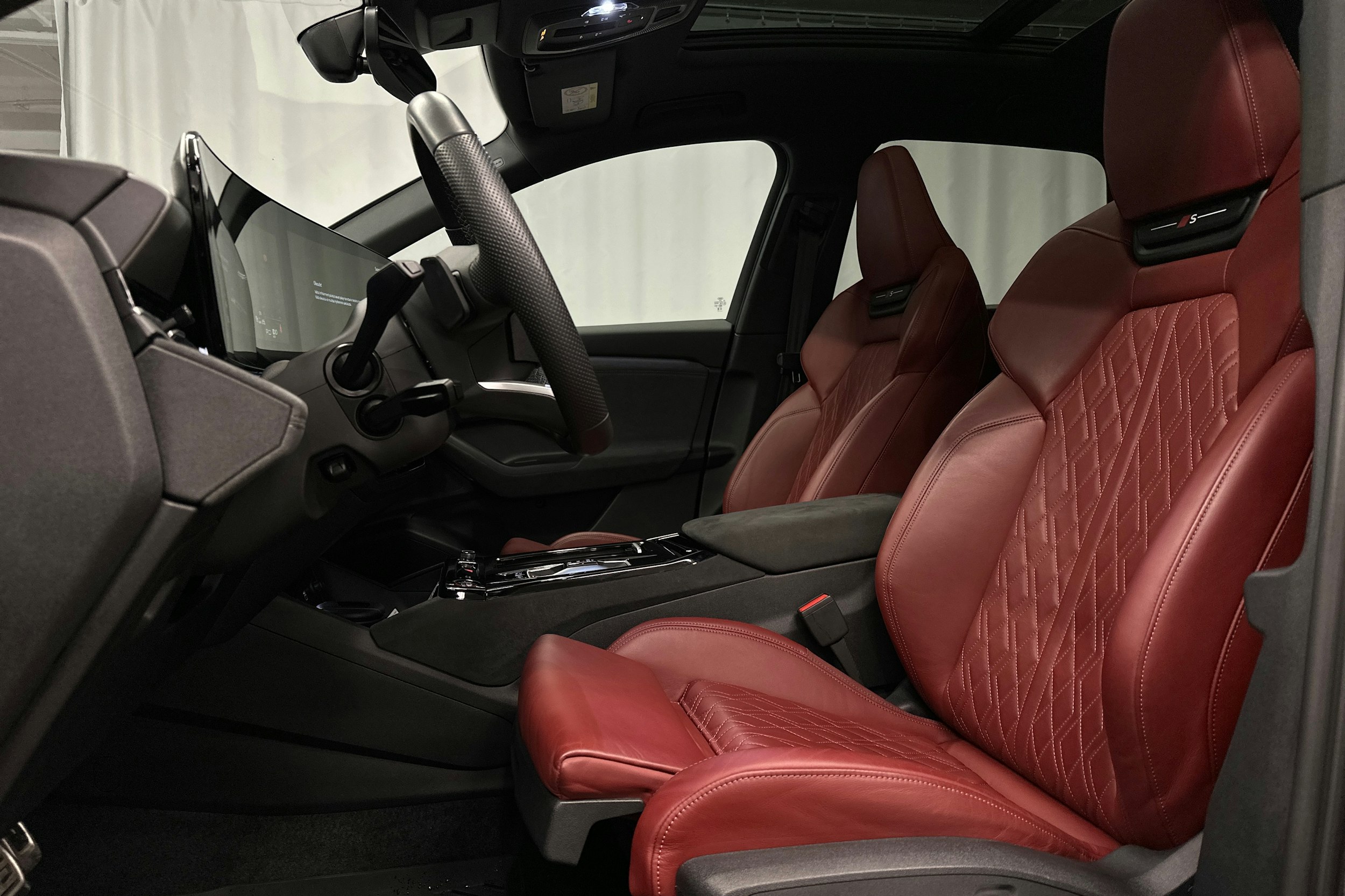 musta Audi SQ6 e-tron 2024 kuva 29.