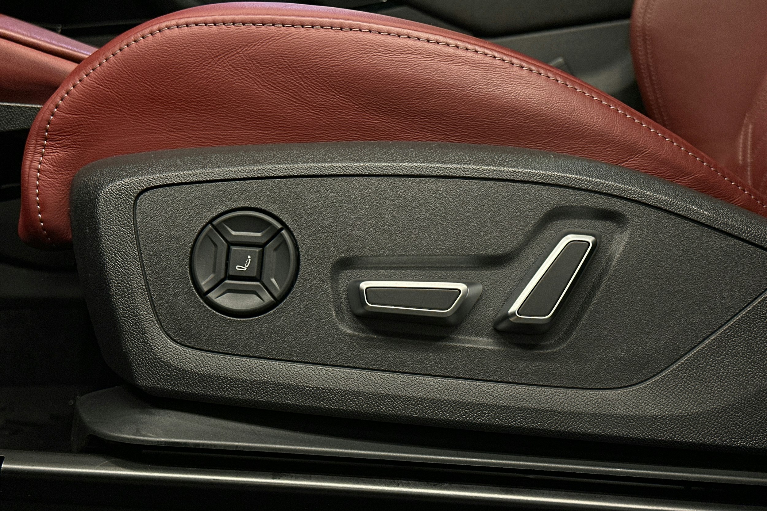 musta Audi SQ6 e-tron 2024 kuva 30.