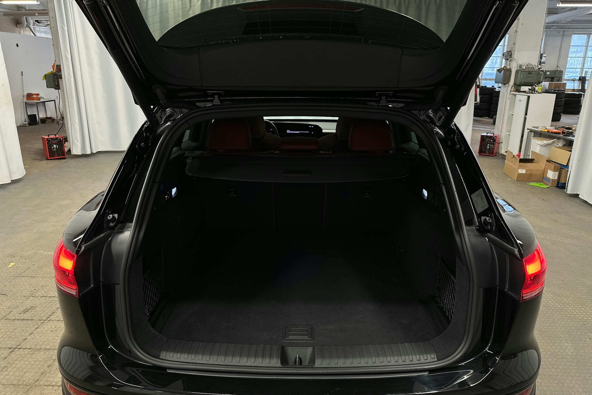 musta Audi SQ6 e-tron 2024 kuva 32.