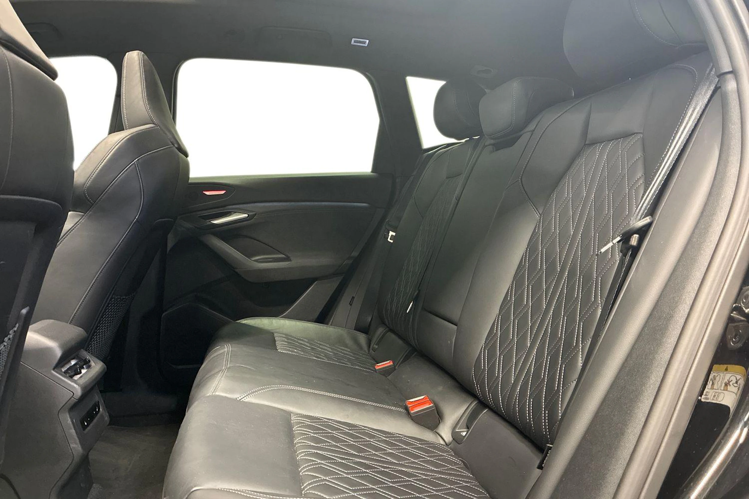 Musta Audi SQ6 e-tron 2024 kuva 8.