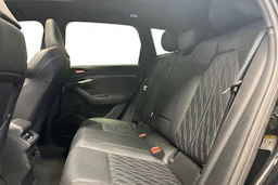 Musta Audi SQ6 e-tron 2024 kuva 8.