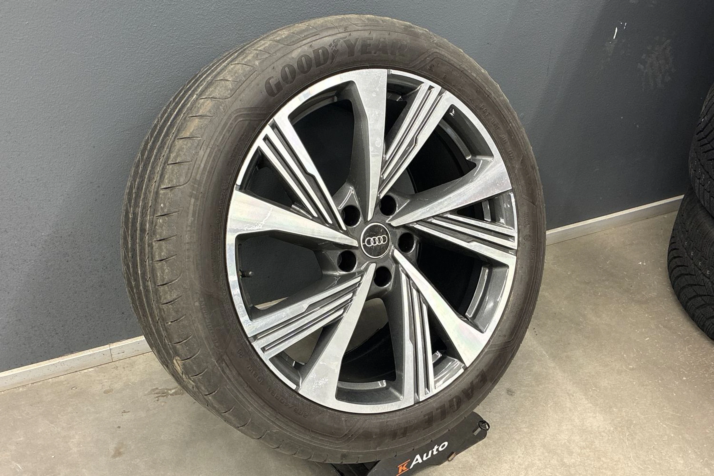 Musta Audi SQ6 e-tron 2024 kuva 10.