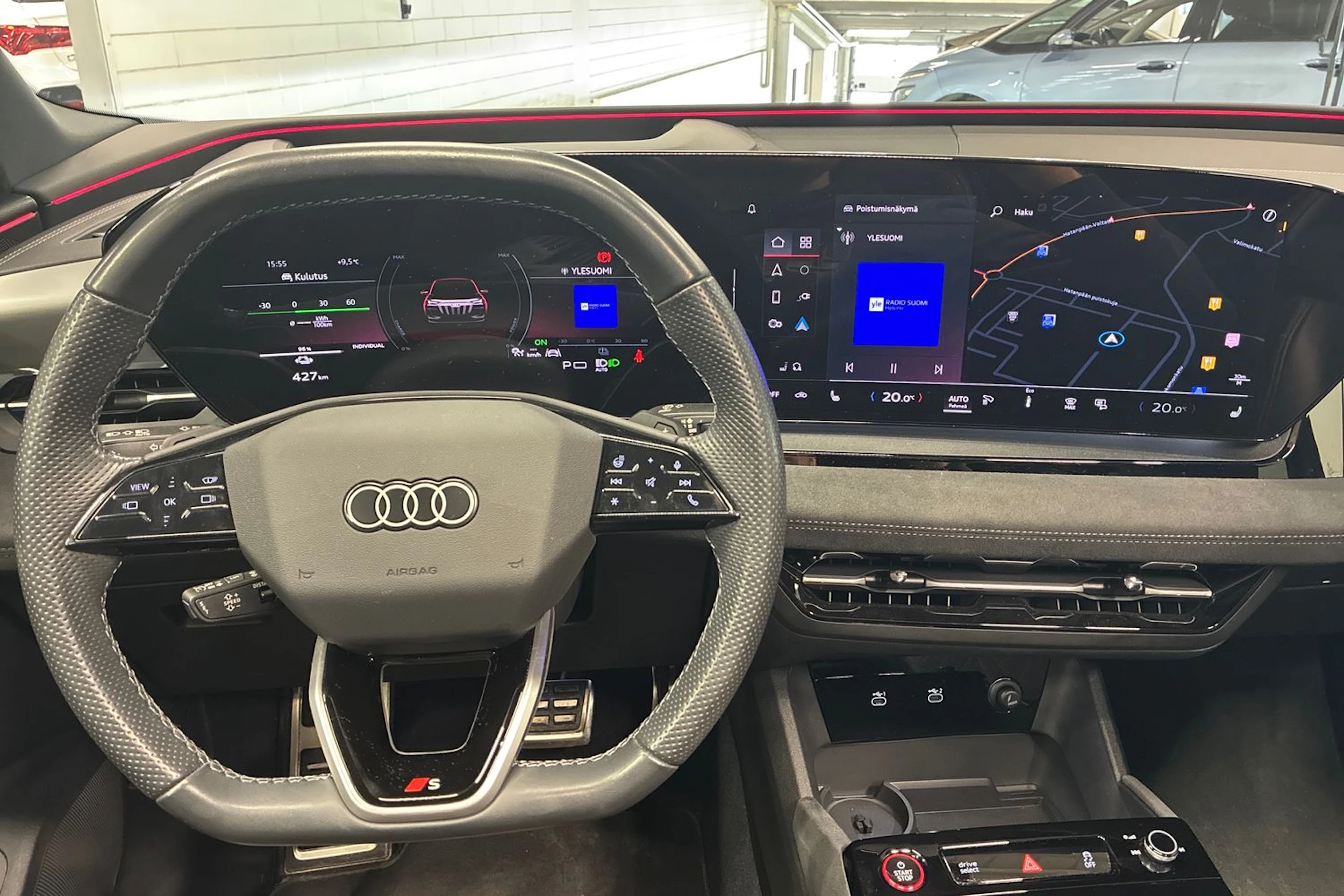 Musta Audi SQ6 e-tron 2024 kuva 11.