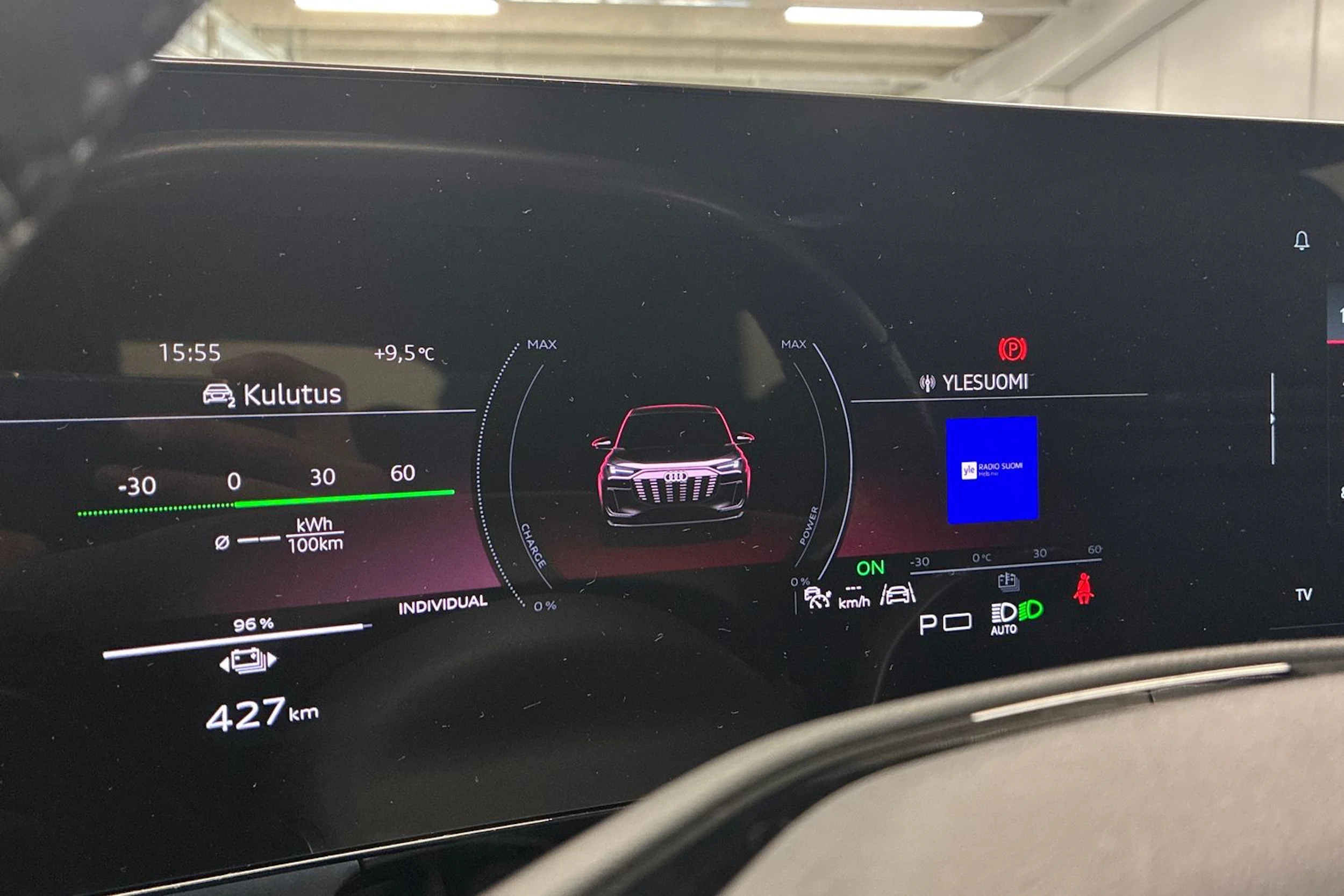 Musta Audi SQ6 e-tron 2024 kuva 12.