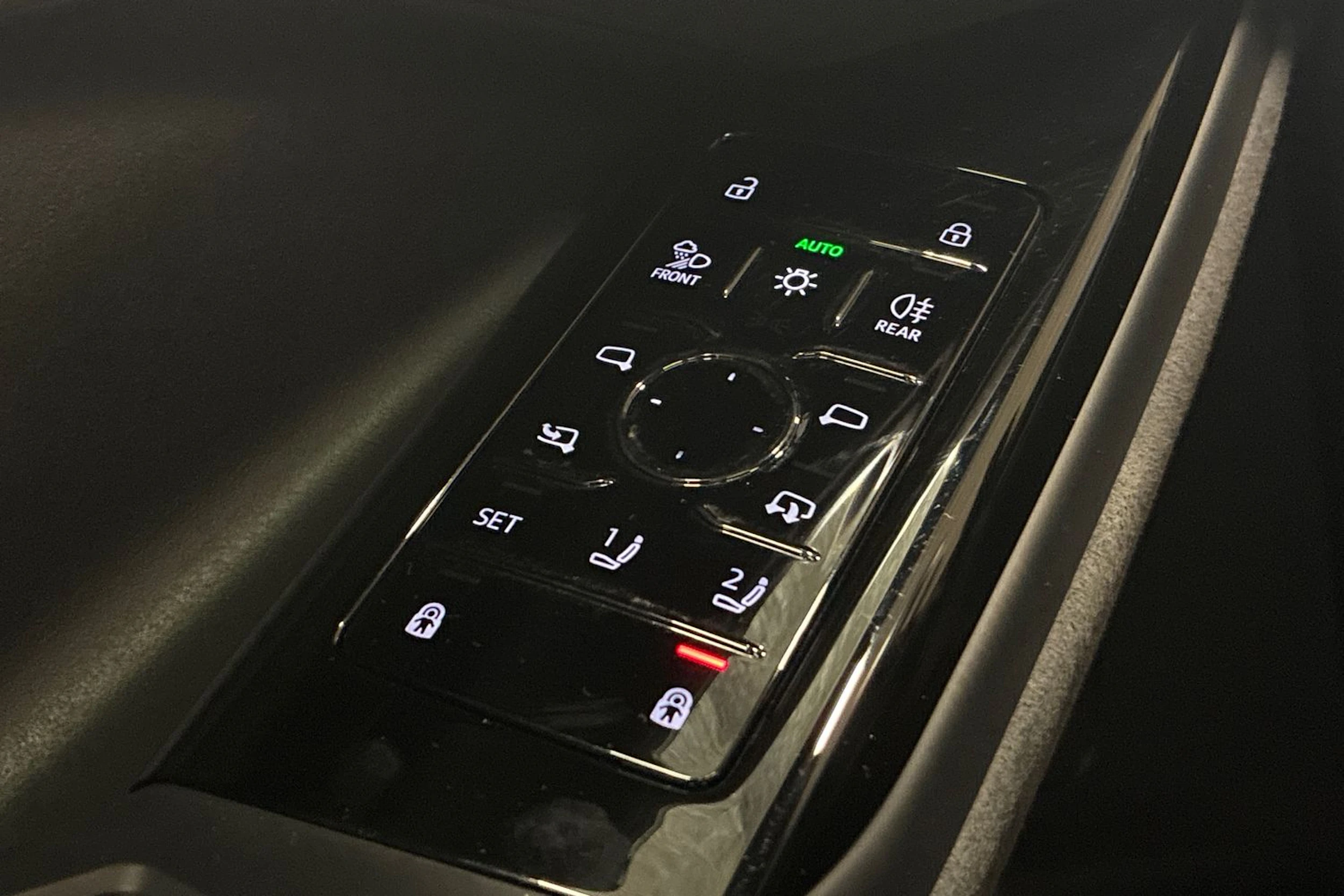 Musta Audi SQ6 e-tron 2024 kuva 13.