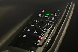 Musta Audi SQ6 e-tron 2024 kuva 13.