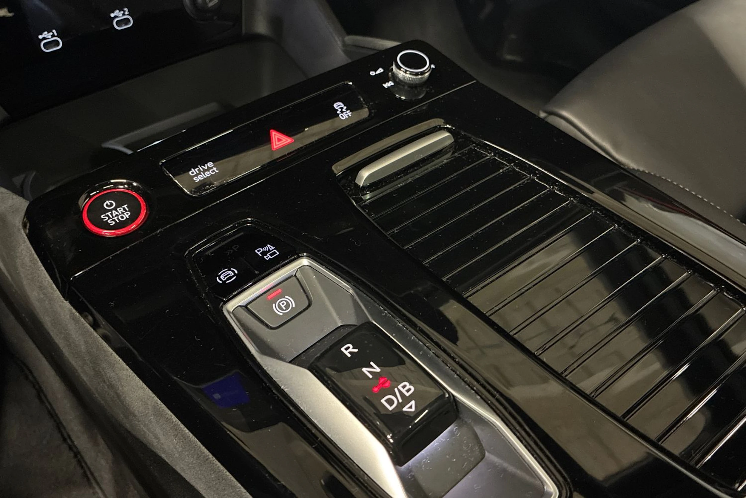 Musta Audi SQ6 e-tron 2024 kuva 14.