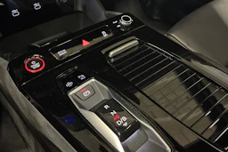 Musta Audi SQ6 e-tron 2024 kuva 14.