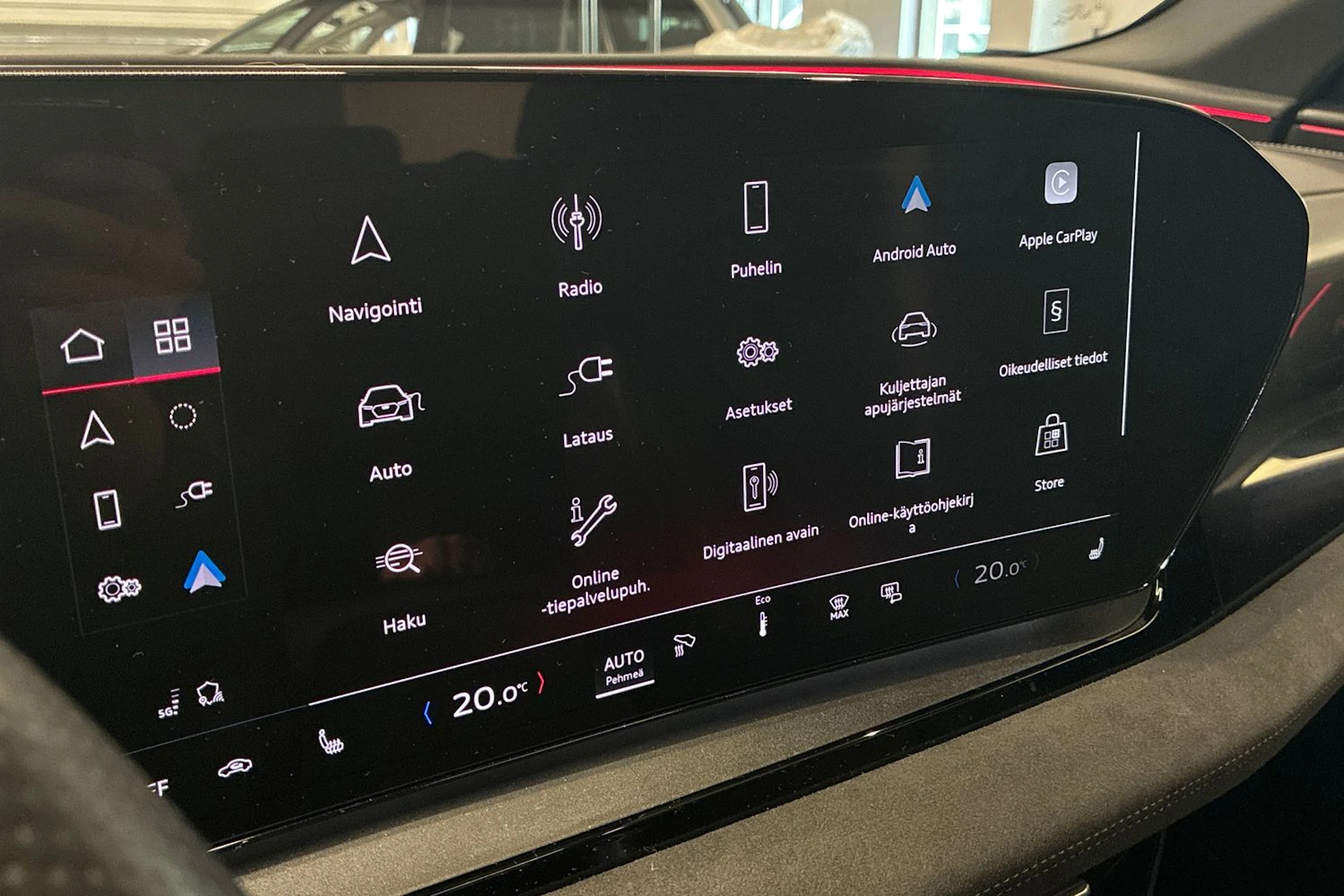 Musta Audi SQ6 e-tron 2024 kuva 16.