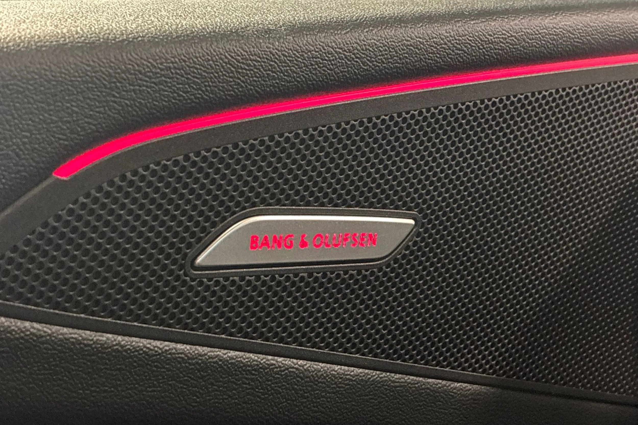 Musta Audi SQ6 e-tron 2024 kuva 18.