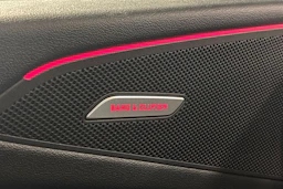 Musta Audi SQ6 e-tron 2024 kuva 18.