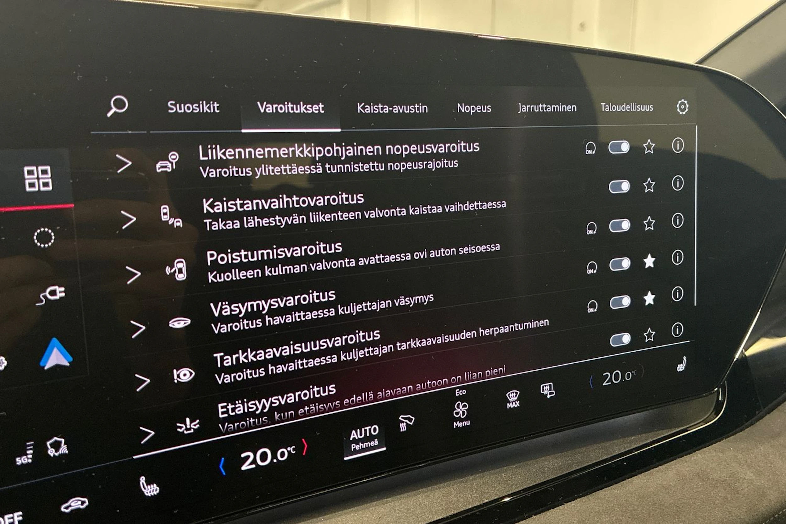 Musta Audi SQ6 e-tron 2024 kuva 19.